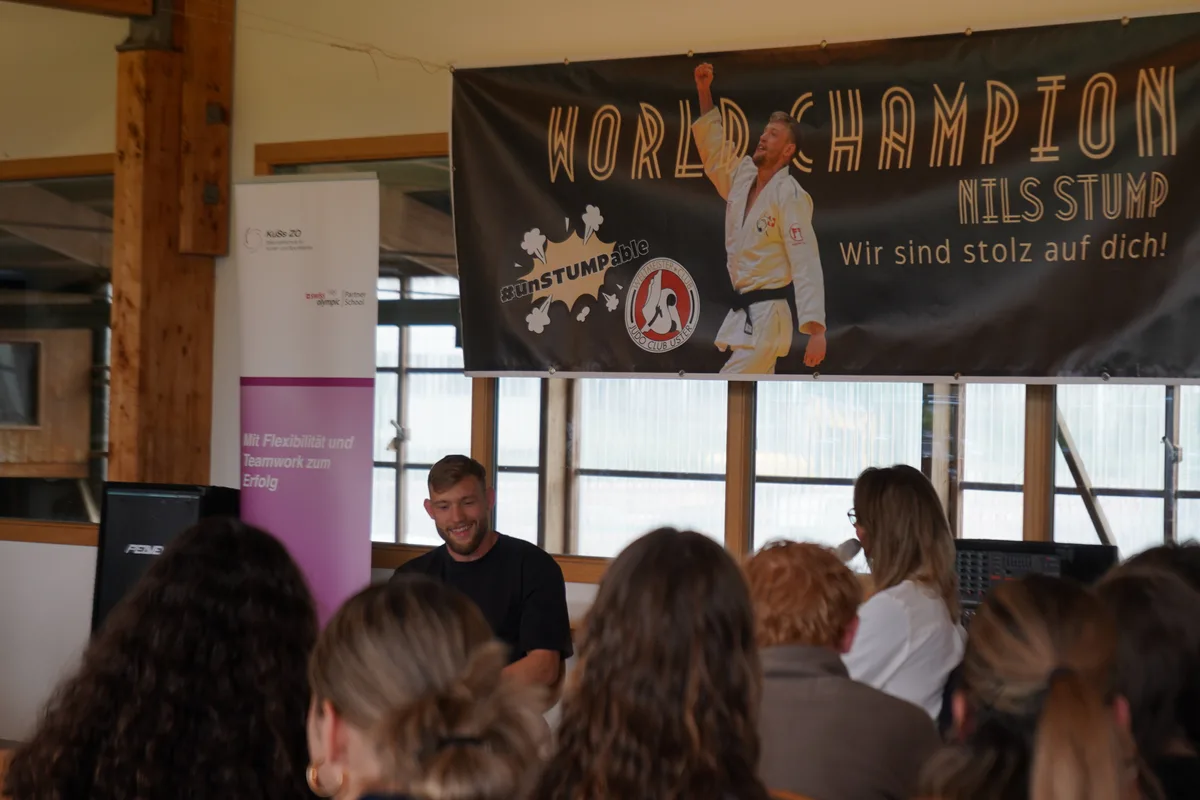 Judo-Weltmeister Nils Stump beantwortet die Fragen der KuSs-Schülerinnen und -Schüler.